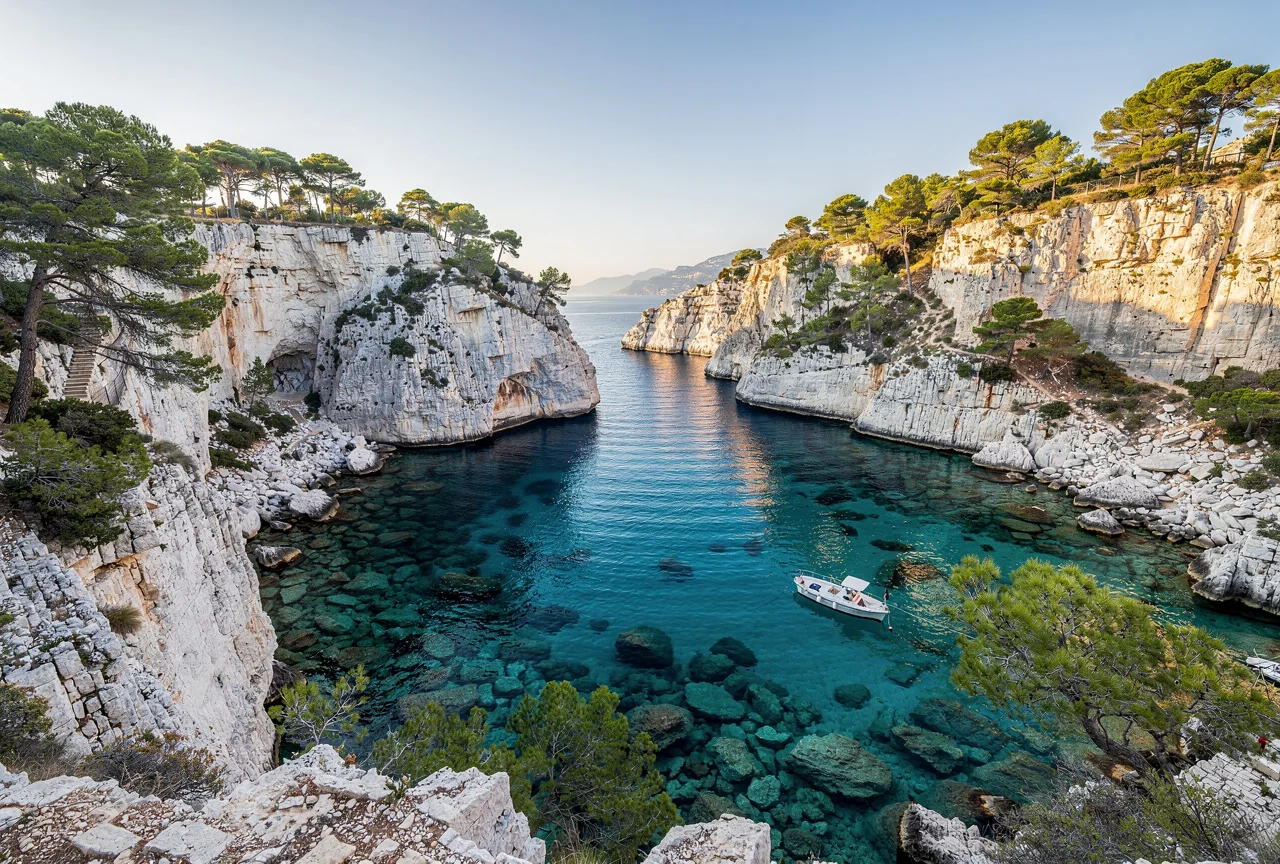 Calanque méditerranéenne aux eaux turquoise près de Cassis